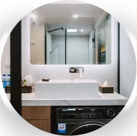 Baño con espejo retroiluminado